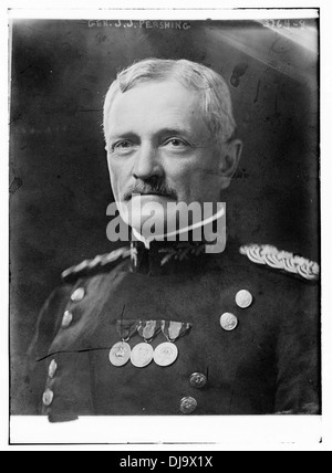 Questo ritratto cattura il generale John J. Pershing, una figura di spicco nella storia militare americana, meglio conosciuto per la sua leadership durante la prima guerra mondiale. L'immagine riflette il suo significato come leader militare. Foto Stock
