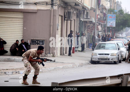 Bengasi, Libia. 25 Nov, 2013. Un membro dell'esercito libico forze speciali supporti Thunderbolt alert durante uno scontro con le milizie salafi Ansar Al Sharia a Bengasi, Libia, nov. 25, 2013. Almeno 9 sono stati uccisi e 51 feriti in pesanti scontri scoppiati a lunedì mattina tra i soldati di Thunderbolt e la milizia salafi Ansar Al Sharia in Libia città orientale di Bengasi. Credito: Mohammed El Shaiky/Xinhua/Alamy Live News Foto Stock