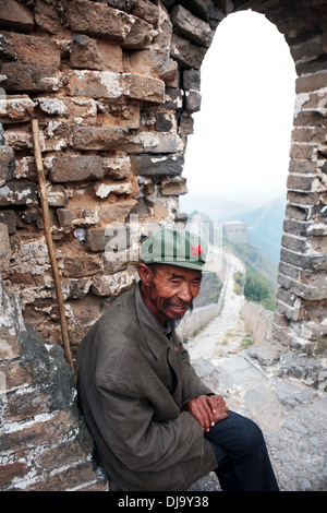 Un uomo locale/hawker sulla Grande Muraglia Cinese nei pressi di Jinshanling. Foto Stock