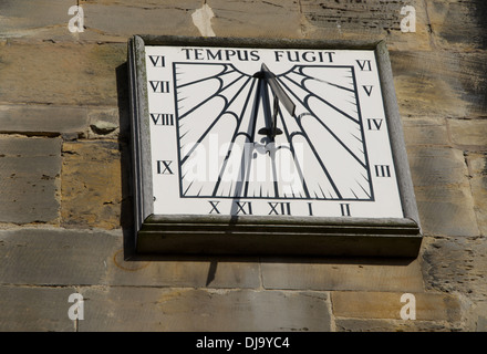 Montato a parete Orologio tempo vola Foto Stock