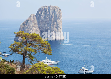 Faraglioni formazioni rocciose. Capri, Italia Foto Stock