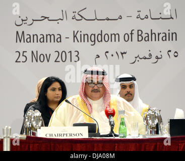 Manama. 25 Nov, 2013. Bahraini Ministro degli Esteri Sheikh Khaled Bin Ahmed al-Khalifa (anteriore) parla durante la cerimonia di apertura della XII Cooperazione Asia dialogo(ACD) Riunione ministeriale nel Bahrein capial Manama, nov. 25, 2013. Credito: Xinhua/Alamy Live News Foto Stock