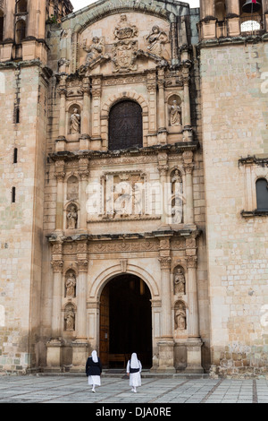 Le monache a piedi nella chiesa di Santo Domingo de Guzman Ottobre 31, 2013 a Oaxaca, Messico. Foto Stock