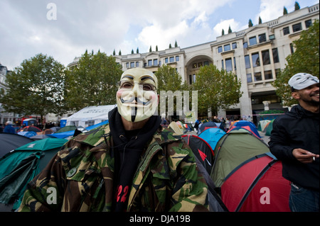 Un dimostrante a Londra presso la cattedrale di San Paolo in un Ragazzo Falkes mask Foto Stock