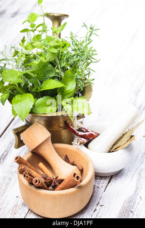 Marmo, rame e mortai di legno in cucina Foto Stock