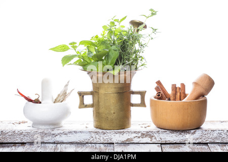 Marmo, rame e mortai di legno in cucina Foto Stock