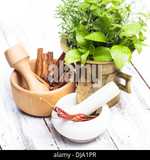 Marmo, rame e mortai di legno in cucina Foto Stock