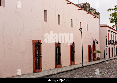Le pareti della Quinta Real Hotel e ex convento sulla Colonial Avenue 5 Maggio nel quartiere storico di Oaxaca, Messico. Foto Stock
