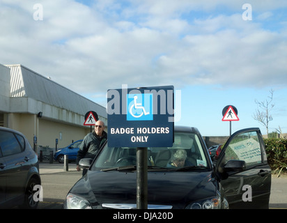 Una macchina parcheggiata in un bollino blu zona di parcheggio per i guidatori disabili Foto Stock