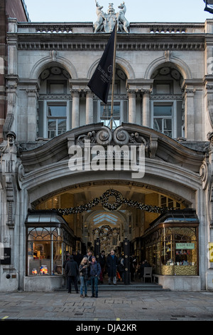 Burlington Arcade ingresso sud sulla Piccadilly, Londra. Foto di Julie Edwards Foto Stock