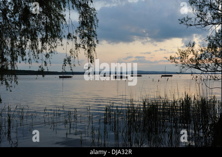 I riflessi del tramonto sul Lago Steinhuder am Meer in Germania. Foto Stock