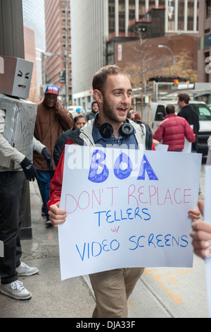 Banca di America o i lavoratori e i loro sostenitori protestare contro la sostituzione di vivere degli scrutatori in rami video video degli scrutatori Foto Stock