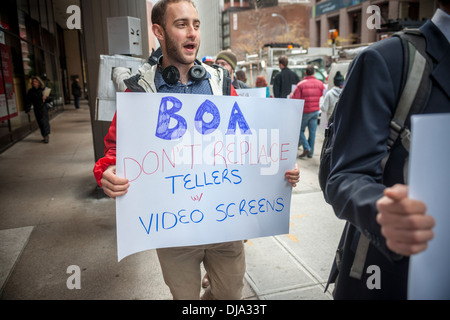 Banca di America o i lavoratori e i loro sostenitori protestare contro la sostituzione di vivere degli scrutatori in rami video video degli scrutatori Foto Stock