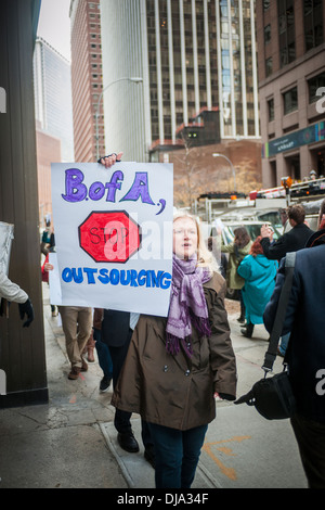 Banca di America o i lavoratori e i loro sostenitori protestare contro la sostituzione di vivere degli scrutatori in rami con ATM con schermi video Foto Stock