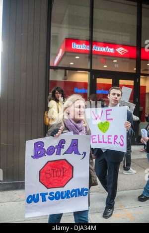 Banca di America o i lavoratori e i loro sostenitori protestare contro la sostituzione di vivere degli scrutatori in rami con ATM con schermi video Foto Stock