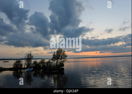I riflessi del tramonto sul Lago Steinhuder am Meer in Germania. Foto Stock