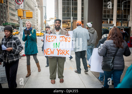 Banca di America o i lavoratori e i loro sostenitori protestare contro la sostituzione di vivere degli scrutatori in rami con ATM con schermi video Foto Stock