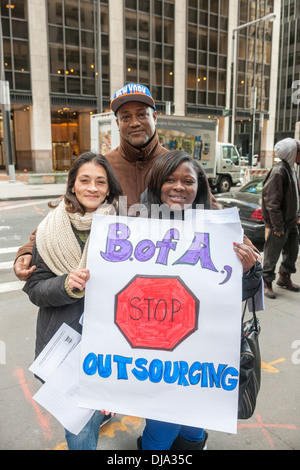 Banca di America o i lavoratori e i loro sostenitori protestare contro la sostituzione di vivere degli scrutatori in rami con ATM con schermi video Foto Stock