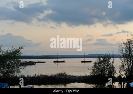 I riflessi del tramonto sul Lago Steinhuder am Meer in Germania. Foto Stock