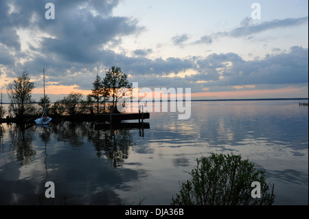 I riflessi del tramonto sul Lago Steinhuder am Meer in Germania. Foto Stock