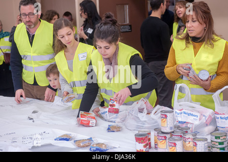 Volontari costruire kosher e ringraziamento Hanukkah themed le confezioni per alimenti Foto Stock