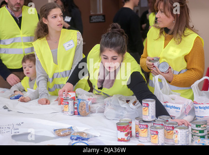 Volontari costruire kosher e ringraziamento Hanukkah themed le confezioni per alimenti Foto Stock