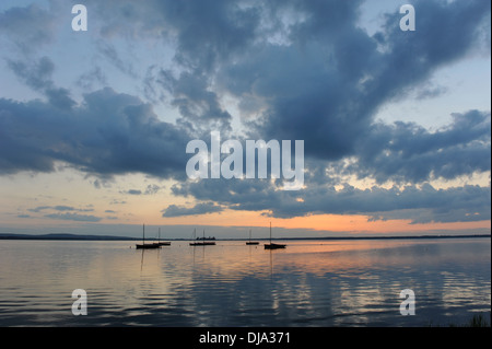 I riflessi del tramonto sul Lago Steinhuder am Meer in Germania. Foto Stock