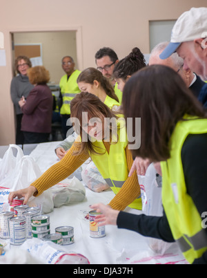 Volontari costruire kosher e ringraziamento Hanukkah themed le confezioni per alimenti Foto Stock