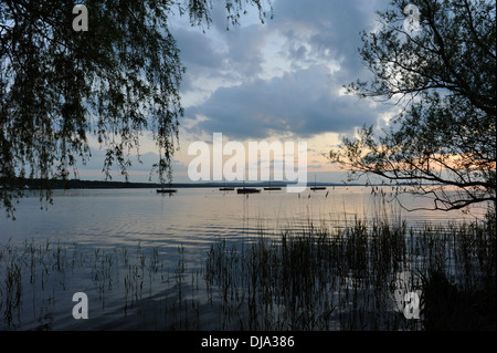 I riflessi del tramonto sul Lago Steinhuder am Meer in Germania. Foto Stock