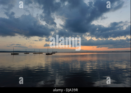 I riflessi del tramonto sul Lago Steinhuder am Meer in Germania. Foto Stock