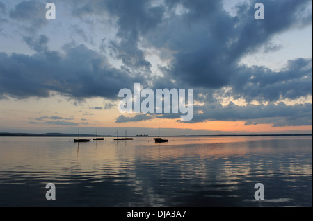 I riflessi del tramonto sul Lago Steinhuder am Meer in Germania. Foto Stock