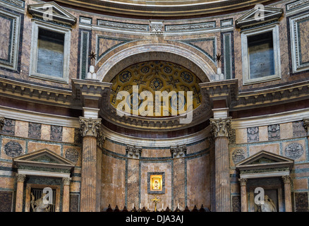 Modificare e arrotondata facciata di santa maria rotonda chiesa, formalmente il pantheon tempio dell antica Roma, Italia Foto Stock