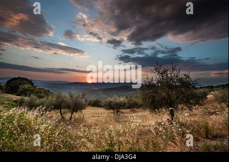 Un drammatico cielo sopra le colline toscane in Italia Foto Stock