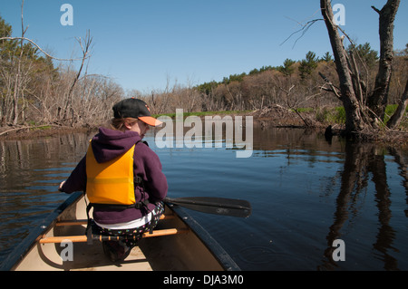 11 anno vecchia ragazza canoa sul fiume di Ipswich, Topsfield, MA Foto Stock