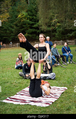 Due signore facendo acrobazie presso il Festival di foglia (lago Eden Arts Festival) in nero di montagna del nord Carolina. Foto Stock