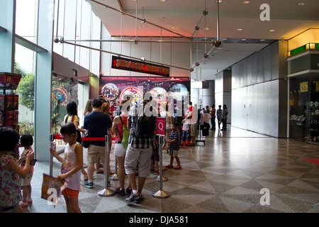 I turisti in coda per il Tour di anatra e altri tour in Singapore, cercando di prenotare il loro tour a Suntec City Tower 5 Foto Stock