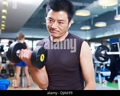 L'uomo esercizio in palestra Foto Stock