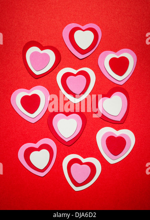 Un romantico rosso rosa e bianco cuori per il giorno di San Valentino Foto Stock