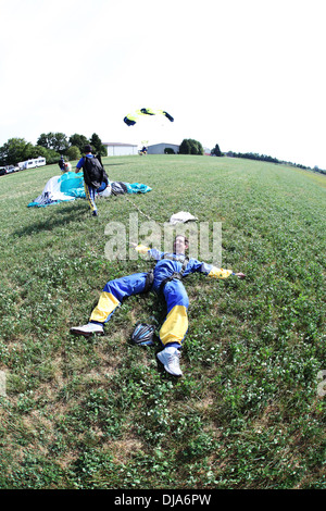 Questo skydive in tandem sbarcati passeggeri salva con il suo salto master insieme. Ora egli è blast lontano con i suoi sentimenti! Foto Stock