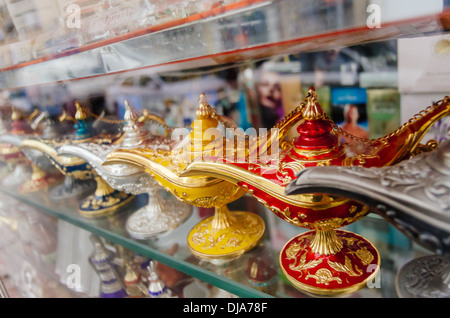 Colorato Aladdin lampade e in vendita presso il negozio di souvenir in Deira. Dubai, Emirati Arabi Uniti. Foto Stock