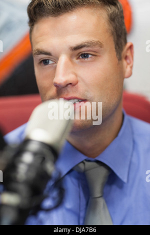 Ben vestito concentrando la radio la moderazione di host Foto Stock