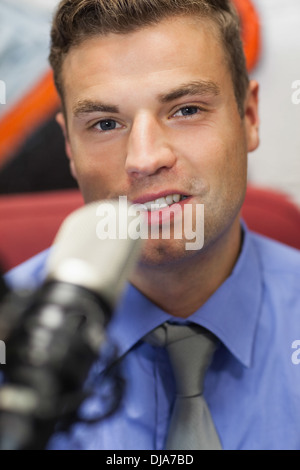 Ben vestito sorridente radio la moderazione di host Foto Stock