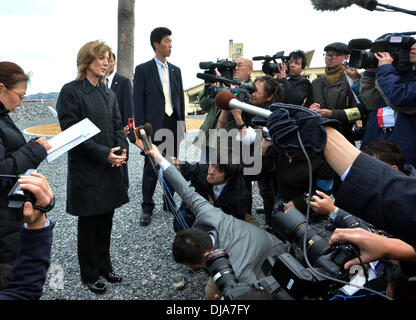 Rikuzentakata, Giappone. 26 Nov, 2013. Stati Uniti Ambasciatore in Giappone Caroline Kennedy parla ai giornalisti durante un gruppo ad hoc di conferenza stampa nella parte anteriore della replica del 'miracolo pino" sulla spiaggia di Rikuzentakata, nella prefettura di Iwate, nel nordest del Giappone, Martedì, Novembre 26. Kennedy, figlia dell'ex Presidente John F. Kennedy che ha assunto il suo post come la prima donna inviato negli Stati Uniti per il Giappone, avvolse il suo tour di due giorni per la zona colpita duramente dal marzo 11, 2011, il terremoto e lo tsunami. Il pino originale sono sopravvissuti allo tsunami ma più tardi morì da acqua di mare danno. Il tronco conservati wa Foto Stock
