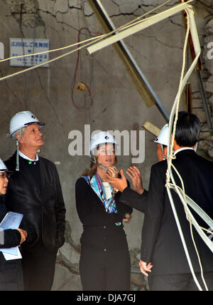 Rikuzentakata, Giappone. 26 Nov, 2013. Indossare un elmetto, U.S. Ambasciatore in Giappone Caroline Kennedy, accompagnata dal marito il Dott. Edward Schlossberg, sinistra, ottiene informazioni sulla sua visita a un edificio eviscerati ancora in piedi dopo il marzo 2011 disaster durante la sua visita a Rikuzentakata, nella prefettura di Iwate, nel nordest del Giappone, Martedì, Novembre 26. Kennedy, figlia dell'ex Presidente John F. Kennedy che ha assunto il suo post come la prima donna inviato negli Stati Uniti per il Giappone, avvolse il suo tour di due giorni per la zona colpita duramente dal marzo 11, 2011, il terremoto e lo tsunami. (Foto di Natsuki Sakai/AFL Foto Stock