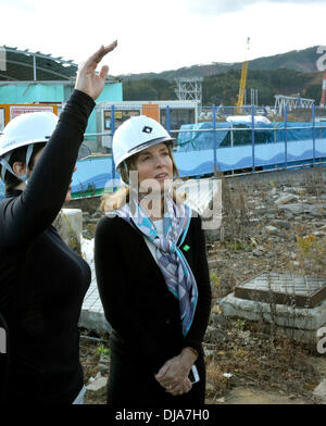 Rikuzentakata, Giappone. 26 Nov, 2013. Indossare un elmetto, U.S. Ambasciatore in Giappone Caroline Kennedy ottiene informazioni sulla sua visita a un edificio eviscerati ancora in piedi dopo il marzo 2011 disaster durante la sua visita a Rikuzentakata, nella prefettura di Iwate, nel nordest del Giappone, Martedì, Novembre 26. Kennedy, figlia dell'ex Presidente John F. Kennedy che ha assunto il suo post come la prima donna inviato negli Stati Uniti per il Giappone, avvolse il suo tour di due giorni per la zona colpita duramente dal marzo 11, 2011, il terremoto e lo tsunami. Credito: Natsuki Sakai/AFLO/Alamy Live News Foto Stock
