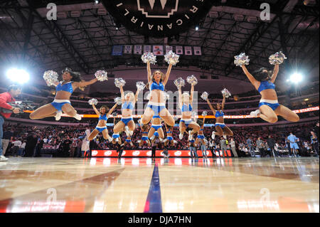 Dallas, TX, Stati Uniti d'America . 25 Nov, 2013. 25 NOV 2013: Dallas Mavericks ballerini eseguono durante un gioco NBA tra Denver Nuggets e Dallas Mavericks presso l'American Airlines Center di Dallas, TX Denver sconfitto Dallas 110-96 Credito: Cal Sport Media/Alamy Live News Foto Stock