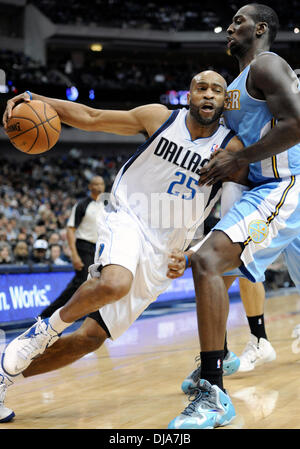 Dallas, TX, Stati Uniti d'America . 25 Nov, 2013. 25 NOV 2013: Dallas Mavericks guardia di tiro Vince Carter #25 durante un gioco NBA tra Denver Nuggets e Dallas Mavericks presso l'American Airlines Center di Dallas, TX Denver sconfitto Dallas 110-96 Credito: Cal Sport Media/Alamy Live News Foto Stock