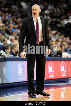 Dallas, TX, Stati Uniti d'America . 25 Nov, 2013. 25 NOV 2013: Dallas Mavericks head coach Rick Carlisle durante un gioco NBA tra Denver Nuggets e Dallas Mavericks presso l'American Airlines Center di Dallas, TX Denver sconfitto Dallas 110-96 Credito: Cal Sport Media/Alamy Live News Foto Stock