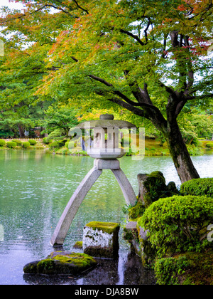 La famosa lanterna di pietra che è il fulcro di Kenrokuen, uno del Giappone e dei suoi tre migliori giardini tradizionali. Foto Stock