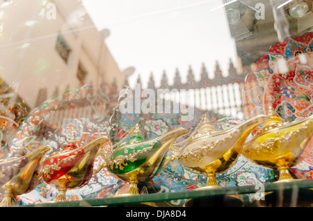 Colorato Aladdin lampade e in vendita presso il negozio di souvenir in Deira. Dubai, Emirati Arabi Uniti. Foto Stock